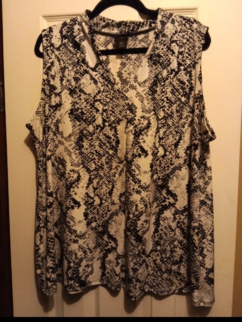 Worthington Black & White Snake-Print Sleeveless V-Neck Blouse